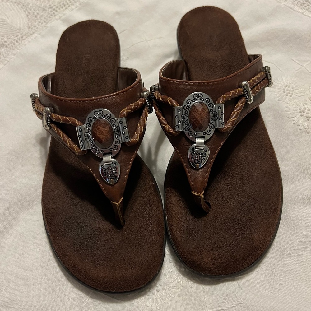 Bass Tyler Thong Dressy Sandals Brown faux leather Women’s 5.5  Silver braided